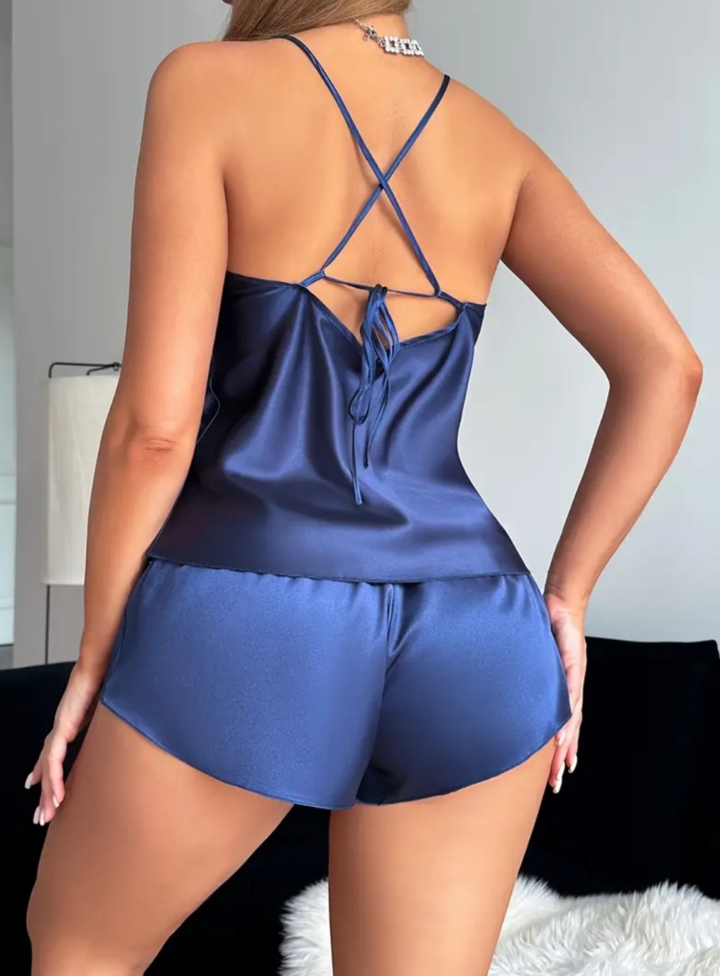 Pijama de Satín con cuello V de encaje, tirantes cruzados y Shorts