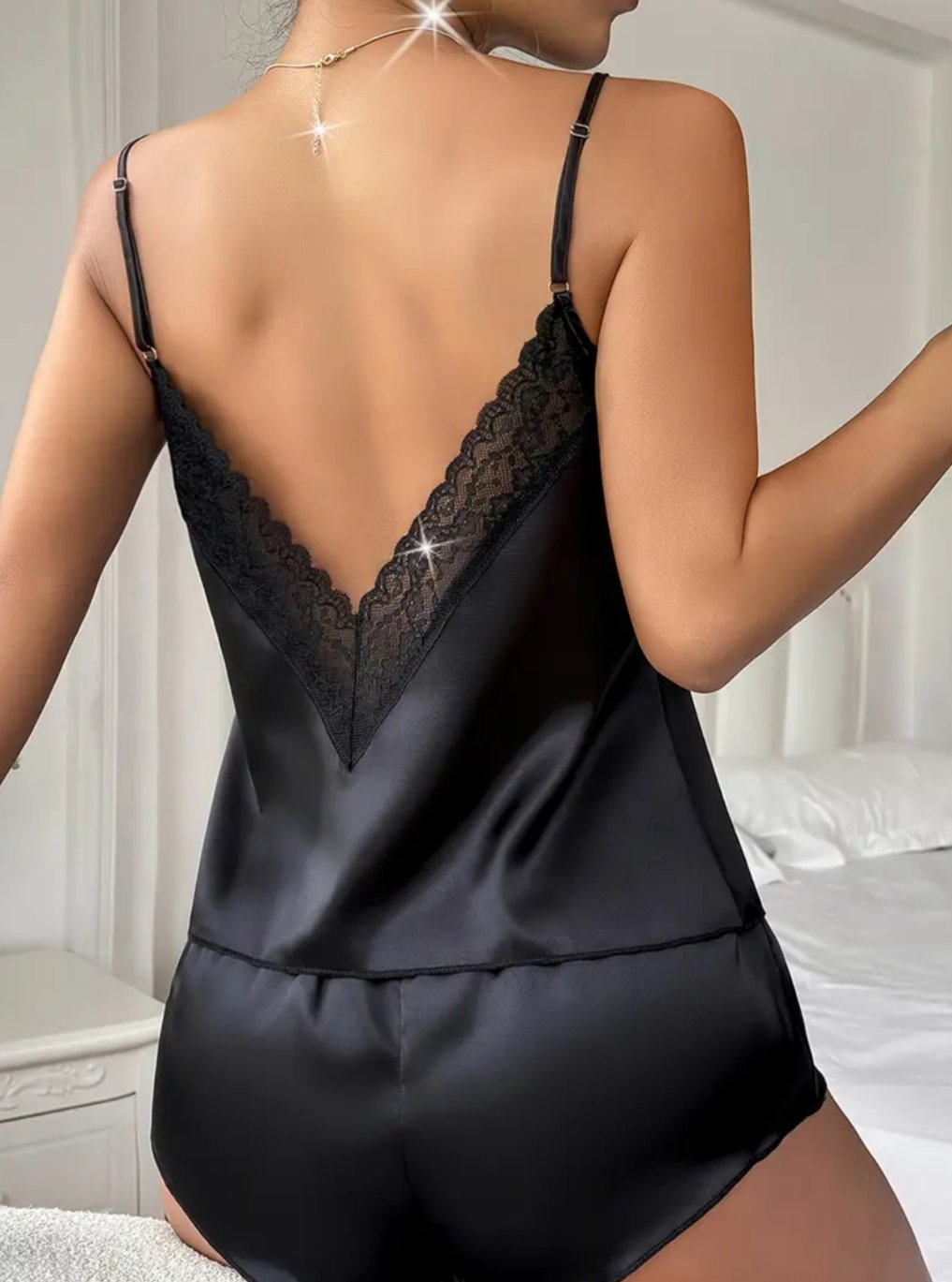 Pijama con cuello en V y espalda descubierta, y shorts corto