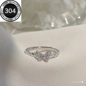 Anillo de Plateado con Diseño de Mariposa