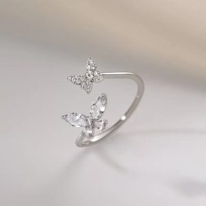 Anillo de plateado con diseño de mariposas