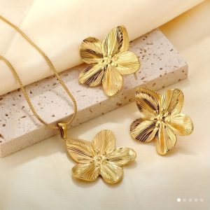 Set de Joyería Dorada con Diseño Floral de Cinco Pétalos