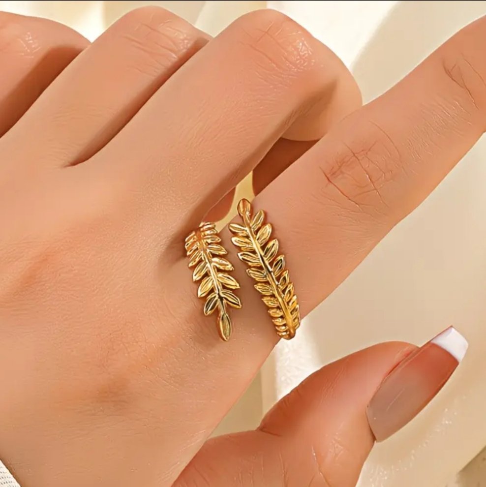 Anillo Dorado de Hojas