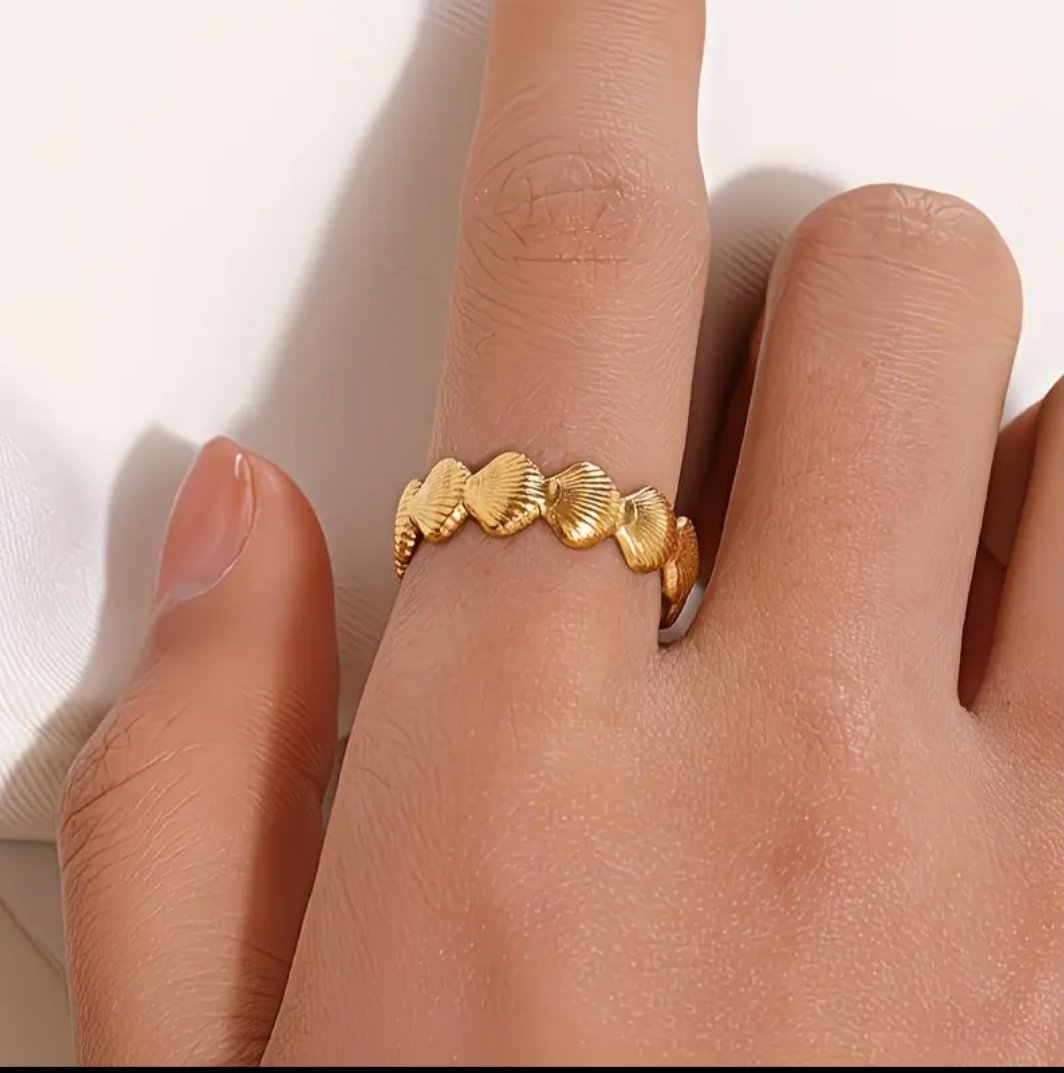 Anillo Dorado de Conchas