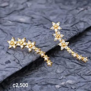 Aretes dorados con diseño floral