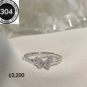 Anillo de plateado con diseño de mariposa