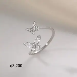 Anillo de plateado con diseño de mariposas