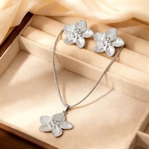 Set de Collar y Aretes Plateados de Flores