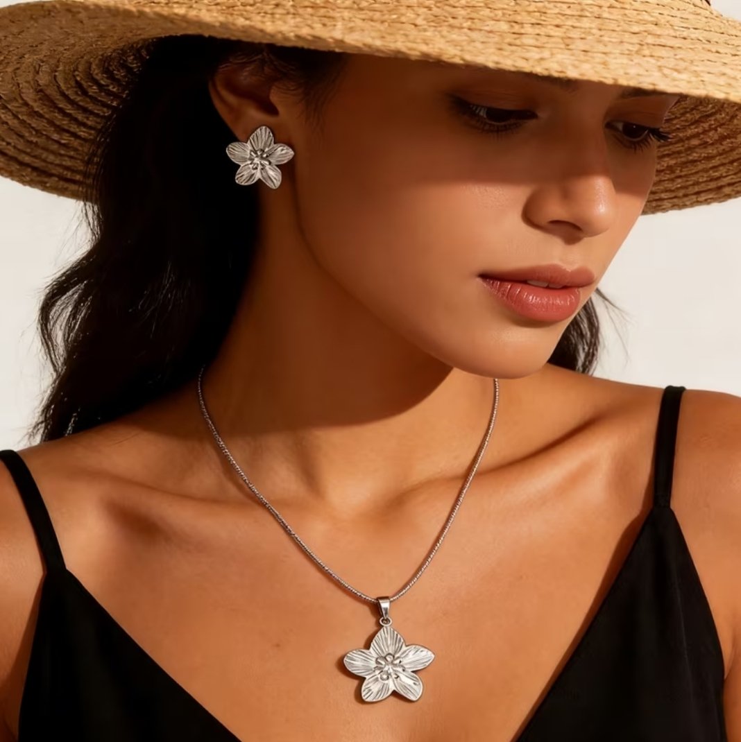 Set de Collar y Aretes Plateados de Flores