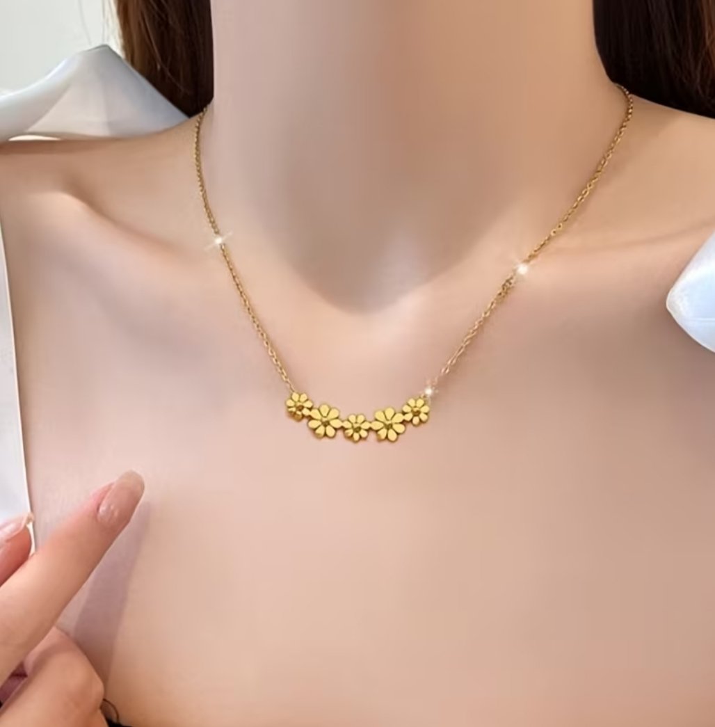 Collar Dorado de Flores