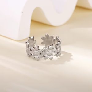 Anillo Plateado de Flores